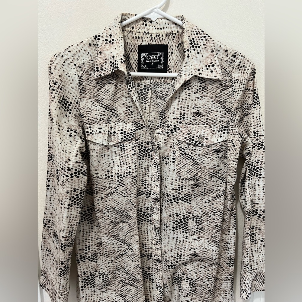 Cato 3/4 sleeve button up woman’s top.